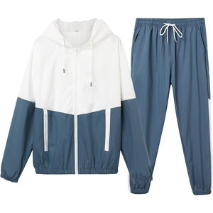 Costume coupe-vent pour homme avec options de broderie personnalisées Ensemble deux pièces confortable pour l'entraînement, les sports en plein air et les voyages - Product Image 1