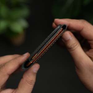 Non. Portefeuille vertical fin 69 Slim, noir et brun, 100% cuir de vachette pleine fleur tanné végétal, garantie 5 ans - Product Image 3