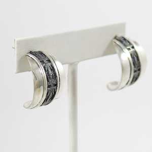 Pendientes de aro de plata esterlina con diseños de patrón de alfombra Navajo superpuestos y reticulados Hermosos pendientes - Product Image 1