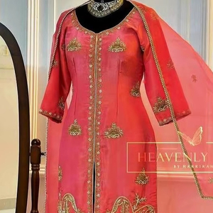 Costumes modernes en soie brodés à la main non cousus pour femmes Style traditionnel indien tendance pour les fêtes - Product Image 1