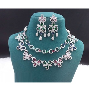 Ensemble de bijoux AD de déclaration de qualité de luxe Collier et boucles d'oreilles magnifiquement conçus pour les événements formels disponibles au prix de gros - Product Image 2