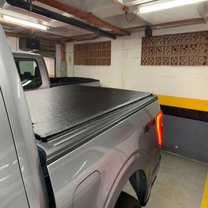 Cubierta de Caja de Carga con Bisagras Elite; Negra Texturizada/Juego de Barras Transversales para Cubierta de Caja de Carga de Aluminio con Elevación para Toyota Hilux - Product Image 1
