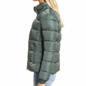 Veste matelassée à col montant et à capuche de style streetwear avec logo personnalisé pour femmes, disponible en OEM, vêtements d'extérieur tendance pour l'hiver - Product Image 5