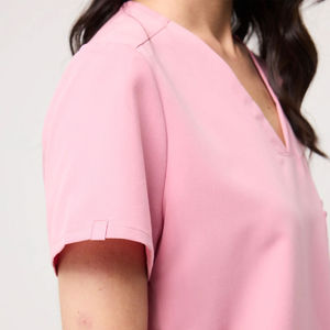 Combinaison de travail essentielle pour femmes, conçue pour un look propre, un confort respirant et une efficacité pendant les tâches médicales quotidiennes - Product Image 5