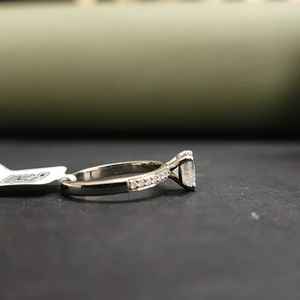 Anillo de Compromiso Unisex de Acero Inoxidable con Forma de Corazón y Moissanita Creada en Laboratorio, Certificado IGI, Diseño Moderno para Aniversario - Product Image 4