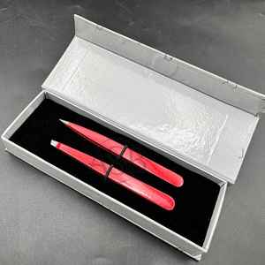 Pinzas para cejas de acero inoxidable rojo de calidad profesional Diseño puntiagudo inclinado con logotipo personalizado para uso de belleza Afilado sostenible - Product Image 6