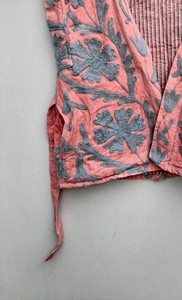 Chaleco Bohemio de Terciopelo con Bordado Tradicional, Chaqueta sin Mangas con Diseño Floral Hecho a Mano, Chaqueta Corta Estilo Bohemio, Chaqueta para Festivales Bohemios - Product Image 4