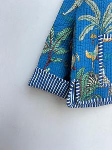 Chaqueta Acolchada de Algodón con Estampado Floral Hecho a Mano en India para Mujer, Prenda Exterior Informal con Botones, Tejido Jersey para Toda Temporada - Product Image 4