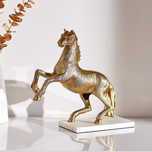 Escultura de Caballo Hecha a Mano de Diseño Moderno con Acabado Dorado, Decoración para el Hogar y Mesa, en Tamaño Personalizado - Product Image 1