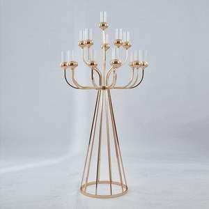 Candélabre en aluminium élégant parfait pour l'arrangement de bougie et la décoration élégante de salon à la maison - Product Image 2