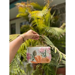 Pochette perlée botanique pour femmes |   Pochette de soirée florale artisanale avec poignée métallique pour mariages et occasions spéciales - Product Image 1