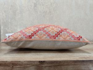 ปลอกหมอนอิงผ้าฝ้ายแท้ 100% ลายปักแจ็คการ์ดสีชมพูแบบดั้งเดิม ดีไซน์เรียบหรู ใช้ได้ทั้งด้านหน้าและด้านหลัง เหมาะสำหรับใช้ในบ้าน รุ่นแชมเรย์ - Product Image 4