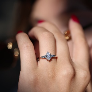 12x6mm Marquise Cut Diamant Bague de Fiançailles Blanc Solitaire avec Baguette Côté Pierres Argent Bande De Mariée Bijoux De Mariage - Product Image 3