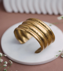 Conjunto de pulseras doradas, incluyendo un brazalete martillado. Joyas apilables, modernas y minimalistas. Disponible a precios mayoristas. - Product Image 5