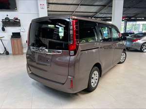 Toyota Voxy Mini Wagon 2022 d'occasion, boîte automatique, intérieur foncé, sièges en cuir, pneus R17, essence, conduite à droite - Product Image 5