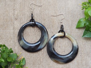 Pendientes de botón de cuerno tallado a mano con motivo floral de diseño contemporáneo con efectos de mármol para un toque femenino - Product Image 5