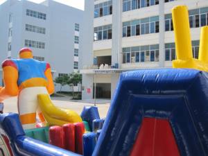 Tobogán inflable con temática de balón de fútbol americano para deportes de fútbol americano - Product Image 6