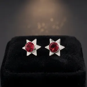 Pendientes elegantes y modernos hechos a mano con piedras preciosas de granate rojo en forma de estrella para mujeres y niñas, ideales para ocasiones especiales. - Product Image 3
