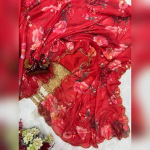 Sari prêt-à-porter en soie Tebby à motifs floraux faits à la main avec blouse cousue, idéal pour les mariages indiens et les fêtes, best-seller pour femmes - Product Image 4