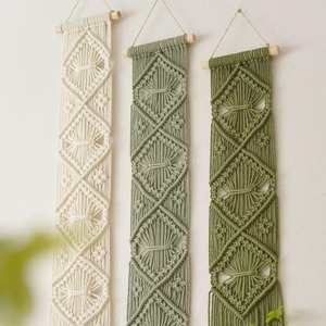 Décoration murale en fil coloré vibrant, art mural en macramé, idéal pour l'intérieur tendance et l'affichage mural festif, fabriqué à la main en Inde - Product Image 3