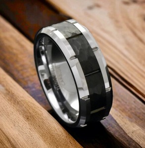 Anillo DE BODA OEM personalizable de carburo de tungsteno negro para hombre, anillo de compromiso de acero inoxidable martillado, grado de fuente de alimentación Manual - Product Image 3