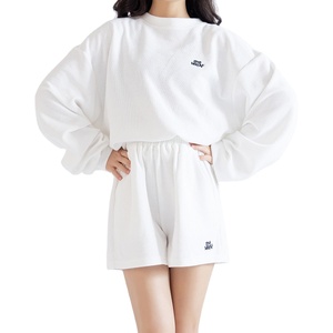 Traje de verano de algodón 100% gris gofre de moda para mujer, Sudadera con capucha de punto con estampado de letras sueltas de talla grande y pantalones cortos deportivos informales - Product Image 1