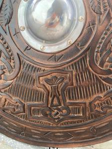 Escudo de madera pesado excepcional, fabricación profesional redonda medieval, Escudo de cuchillos vikingos hecho a medida - Product Image 4