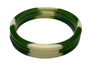 Bracelet jonc élégant en résine acrylique verte et blanche, classique et stylé, bijou unisexe tendance pour anniversaire ou soirée, idéal pour femme - Product Image 1