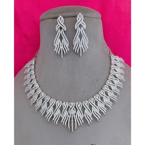 Conjunto de joyería con acabado plateado de declaración de diseñador con conjunto de collar de latón de circón blanco real para regalo de fiesta de boda - Product Image 1