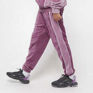 Survêtements en velours de haute qualité pour hommes, style streetwear, avec logos brodés personnalisés, bordures blanches et techniques d'impression. - Product Image 6