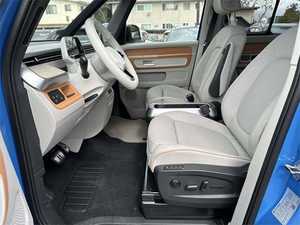 ID.Buzz 2024 d'occasion en excellent état, 1ère Édition, Propulsion Arrière, Électrique, Automatique, Cuir, Jantes R18, Intérieur Clair, Conduite à Gauche, Caméra Arrière, SUV 7 Places - Product Image 2