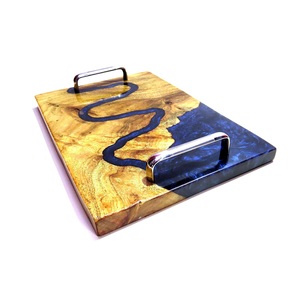 Produit haut de gamme Hôtel Restaurant Petit-déjeuner Plateau de service Personnalisé de haute qualité Plateau en bois d'acacia et en résine avec poignée en métal - Product Image 1