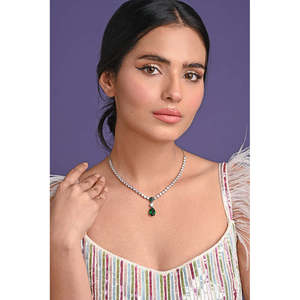 Collar Clara de Plata de Ley 925 con Incrustaciones de Circonita Verde en Forma de Gota de Agua - Product Image 5