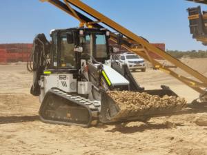 Chargeuse sur chenilles durable Hidromek HMK 62T avec pelle rétrocaveuse, moteur Kubota 62 CV Euro5/EPA, 4 roues motrices, pour travaux de construction et d'aménagement paysager, haute capacité de charge, Chine - Product Image 4