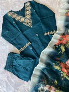 Nuevo Conjunto de Kurti, Pantalón y Dupatta de Seda Viscosa con Cuello en V, Completamente Cosido por Diseñadores - Product Image 2