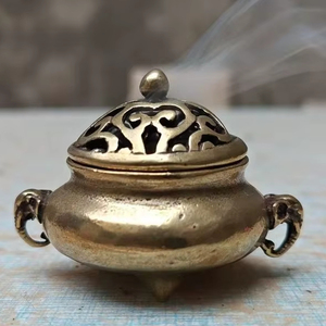 Brûleur d'encens en laiton sculpté à la main pour les rituels de prière, offrant un symbole culturel et une diffusion aromatique constante - Product Image 1