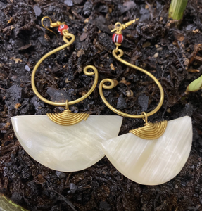 Venta caliente estilo clásico cuerno de búfalo y pendientes de resina pendientes de gota de mariposa hechos a mano de La India - Product Image 6