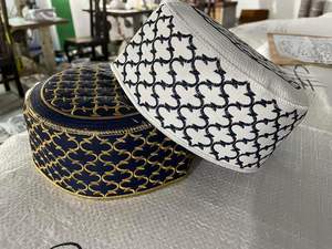 Casquette de prière musulmane OMANI fabriquée à la main de qualité exportatrice Chapeau design personnalisé pour les quatre saisons au Bangladesh. - Product Image 4