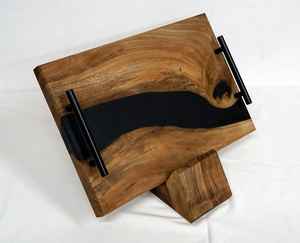 Bandeja de Servir de Resina Epoxi Negra con Madera de Lujo, Asas de Metal, Tabla Decorativa para Charcutería, Cocina, Comedor, Hogar, Bistro - Product Image 1
