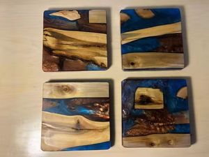 Lot de 4 sous-verres en résine et bois naturel au design unique, parfaits pour la maison, le bureau et les cadeaux. - Product Image 4