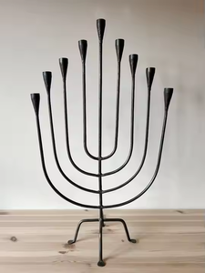 Portavelas de Menorah de metal de diseño clásico para decoración navideña judaica tradicional de decor IMPEX - Product Image 2