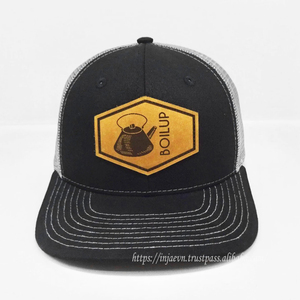 Gorra de camionero de malla blanca con parches de cuero con logotipo personalizable, sombreros jóvenes y de alta calidad para adultos, hechos a mano en la fábrica de Vietnam - Product Image 1