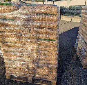 Granulés de bois de biomasse à haute chaleur et faible teneur en cendres (0,5 % de cendres), 4600 J par calorie, densité 1,1-1,4 kg/m³, renouvelables, fournis directement par l'usine - Product Image 3
