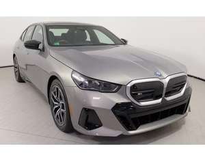 Voiture d'occasion certifiée 2025, faible kilométrage, transmission automatique, sièges en cuir, jamais accidentée et prête à rouler - Product Image 1