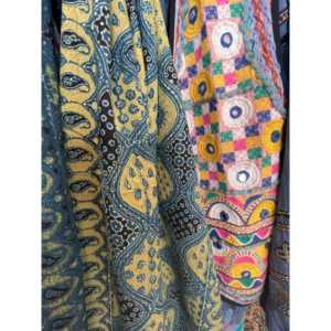 Nuevo Chal Ajrakh con Técnicas de Impresión a Mano, Algodón Indio con Tintes Naturales, Azul Índigo, Chal Largo para Mujer 95x245cm - Product Image 4