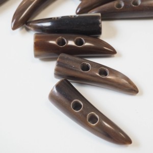 Top 50mm Real Buffalo Horn Toggle Button 2 Hole Dark Whole Tip pour Duffle Coat Jacket Prix économique - Product Image 6