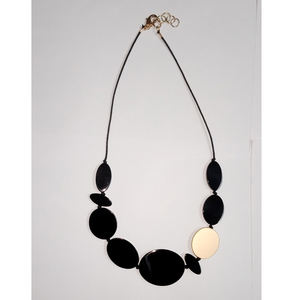 สร้อยคอเรซิ่นสีดำทองสุดหรูสำหรับผู้หญิง - เครื่องประดับแฟชั่นทันสมัยทำมือสำหรับขายส่ง - สร้อยคอลูกปัดเรซิ่น - Product Image 3