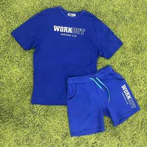 Conjunto de camisetas y pantalones cortos a la moda para hombres, mujeres y niños con conjuntos de pantalones cortos de colores a juego - Product Image 1