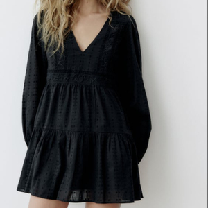 Superbe robe courte avec col en V et manches longues avec bordure élastique, doublure brodée de travail assortie - Product Image 1