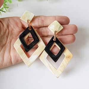 Pendientes de cuerno de búfalo de nuevo diseño de alta calidad hermoso diseño para pendientes de mujer pendientes pulidos hechos a mano - Product Image 4